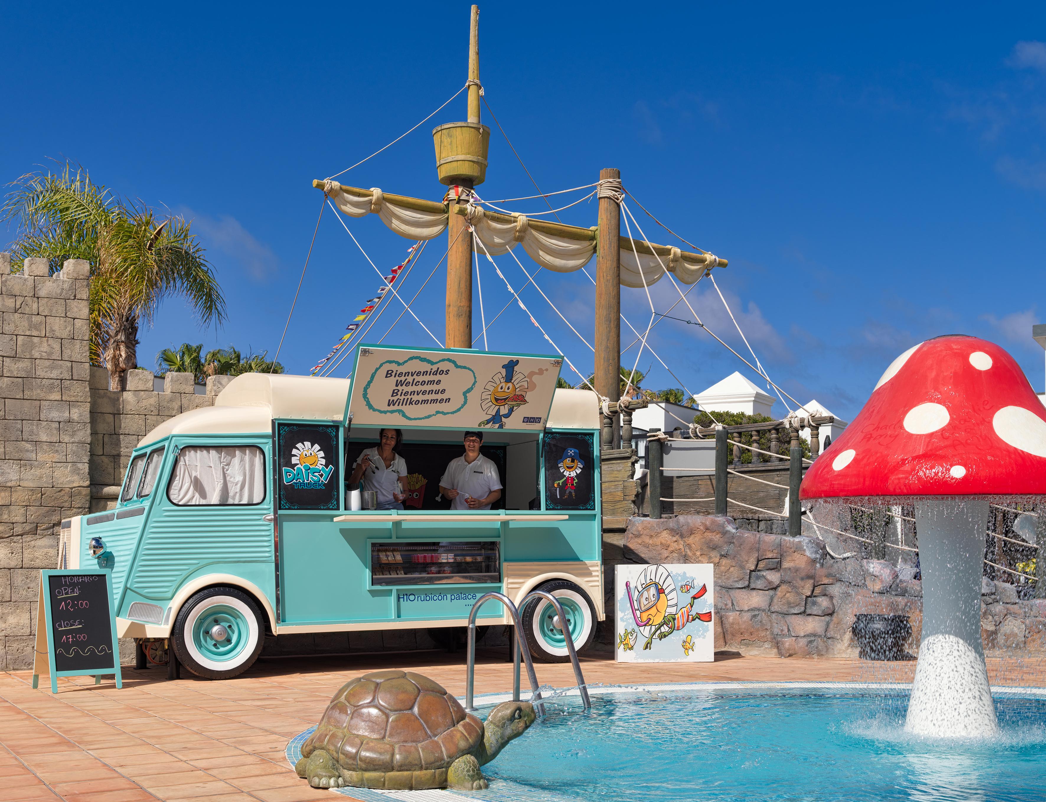 Hotel H10 Rubicon Horizons Collection (Adults Only) Playa Blanca  Esterno foto A Citroën HY at the Siam Park, Tenerife